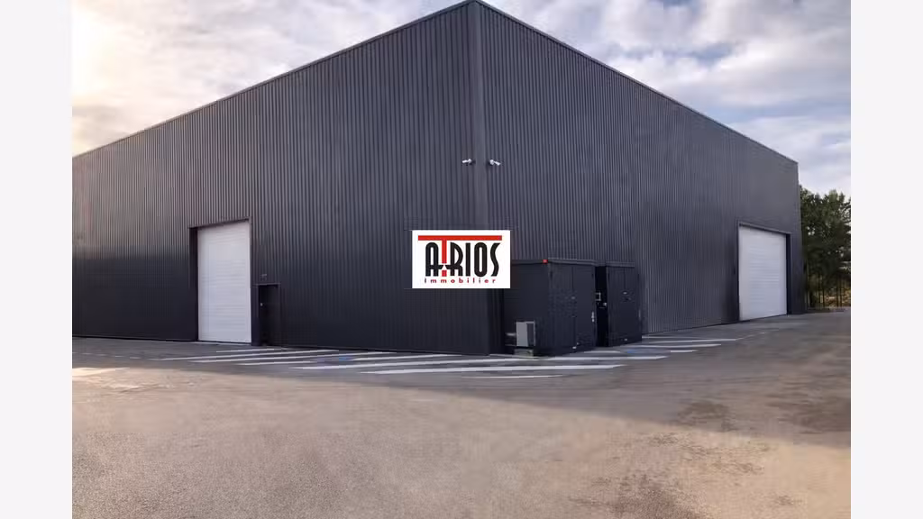 Local d'activité de 1560m² à louer en ZA à Signes