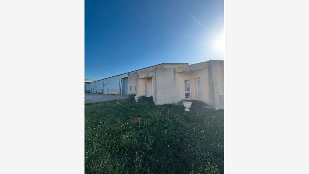 A louer local d'activité 1 900m² à Sonnay
