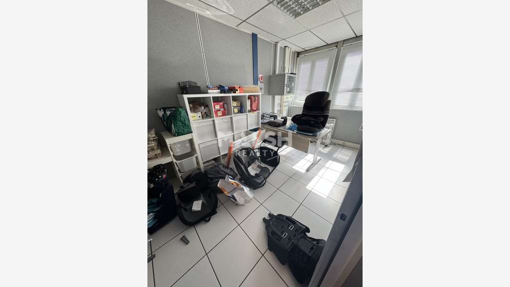Bureaux et petit stockage 2 lots de 224m² et 106m²