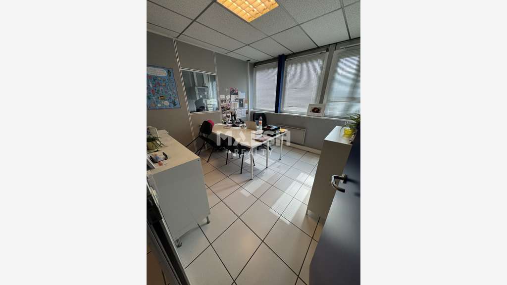 Bureaux et petit stockage 2 lots de 224m² et 106m²