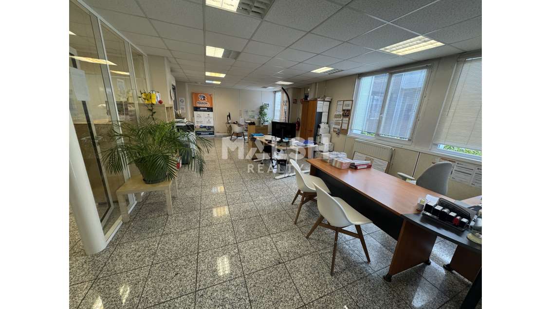 Bureaux et petit stockage 2 lots de 224m² et 106m²