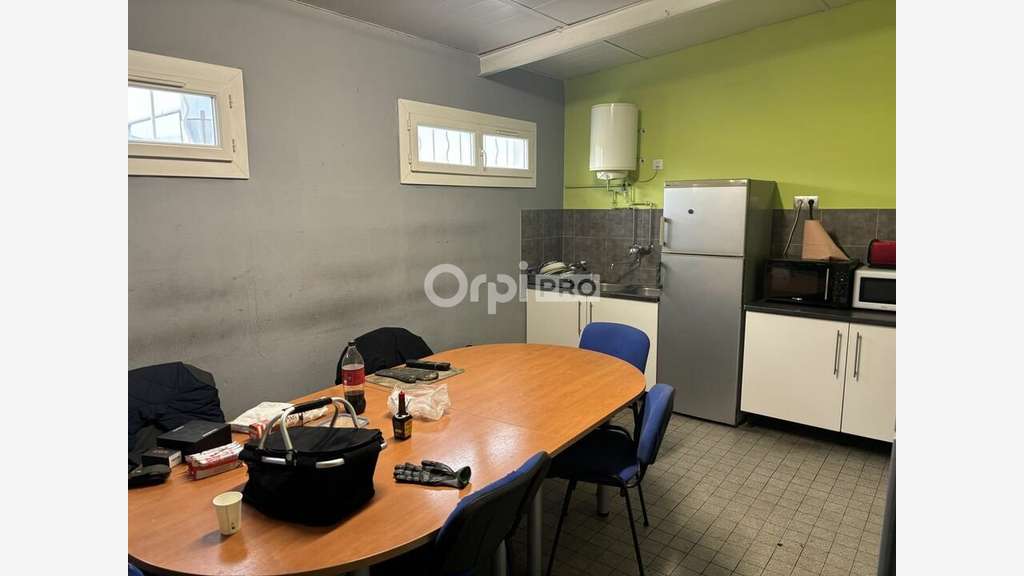 Local professionnel 2500m² à louer à Sorgues 
