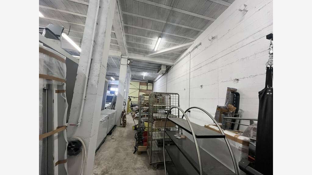 Local de stockage 210m² à louer à Sorgues A7/A9