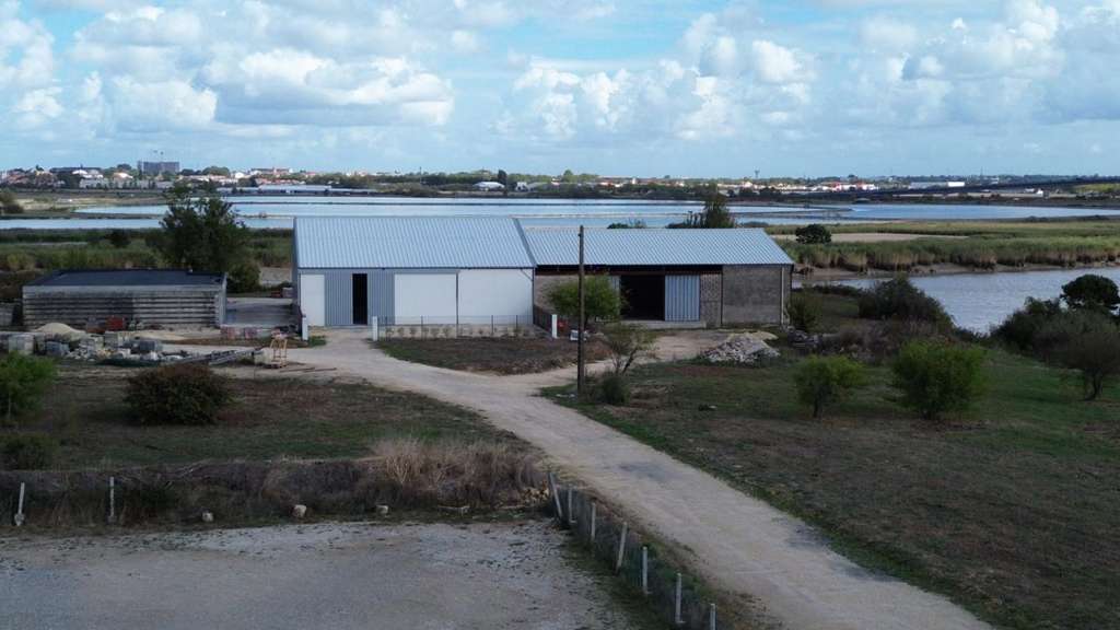 Hangar de 230m² à louer secteur Rochefort
