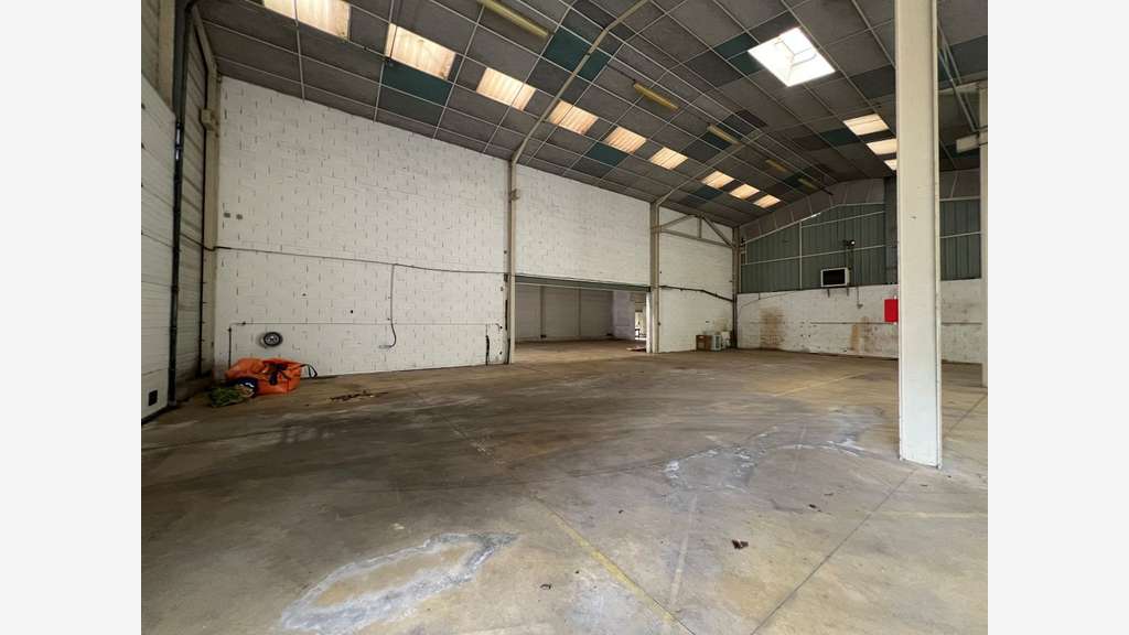 A louer locaux d'activités 2800m² Souillac Lot