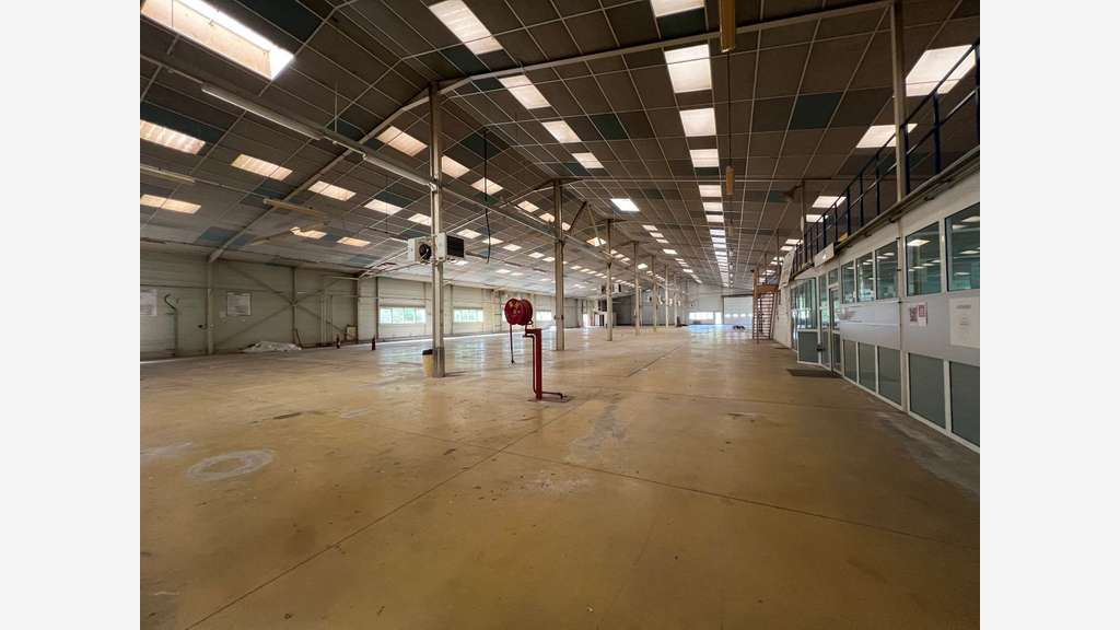 A louer locaux d'activités 2800m² Souillac Lot