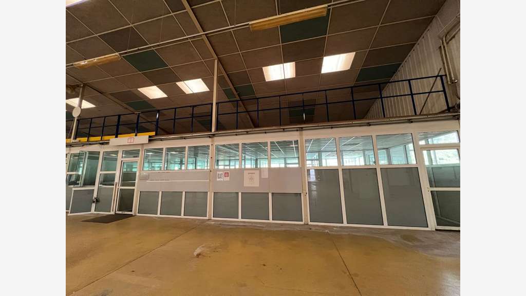 A louer locaux d'activités 2800m² Souillac Lot