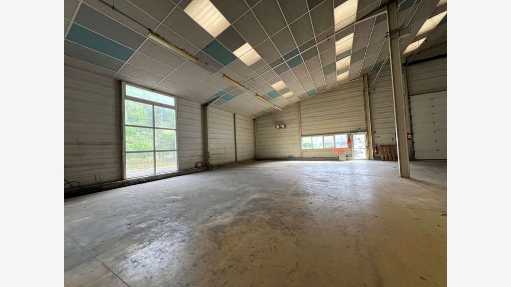 A louer locaux d'activités 2800m² Souillac Lot
