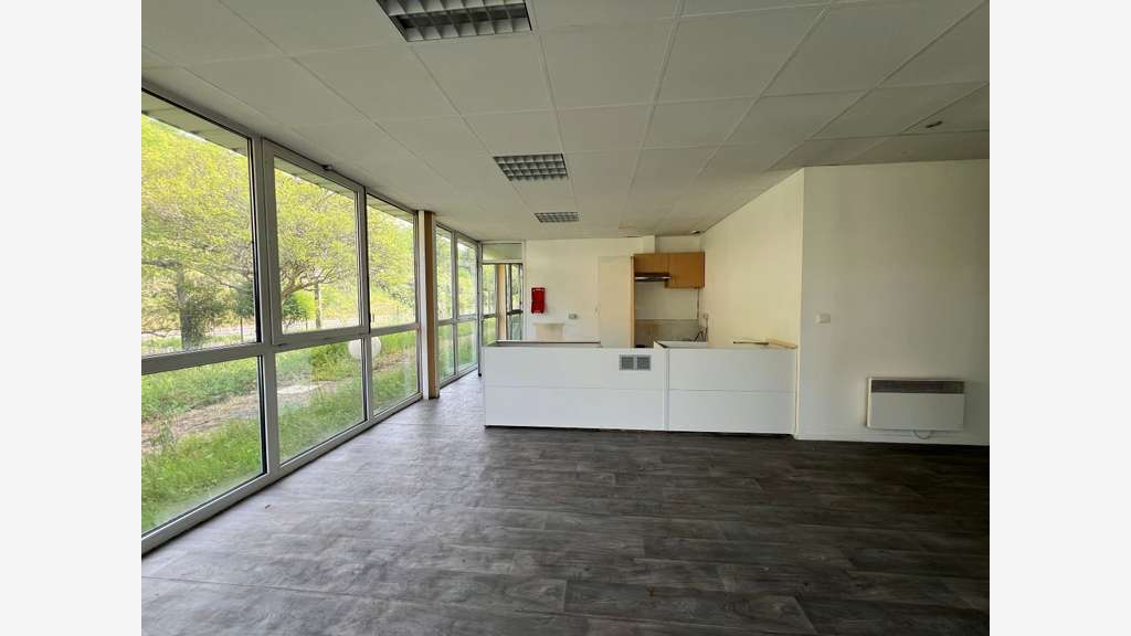 A louer locaux d'activités 2800m² Souillac Lot