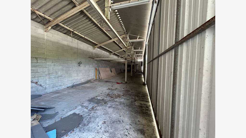 A louer locaux d'activités 2800m² Souillac Lot