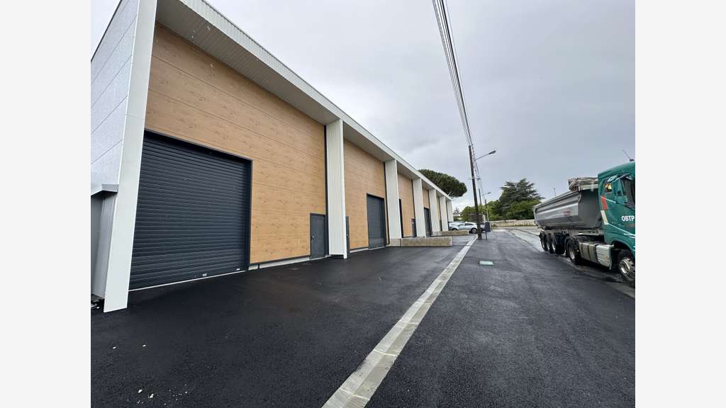 A LOUER une cellule de stockage de 118.58m² en loc