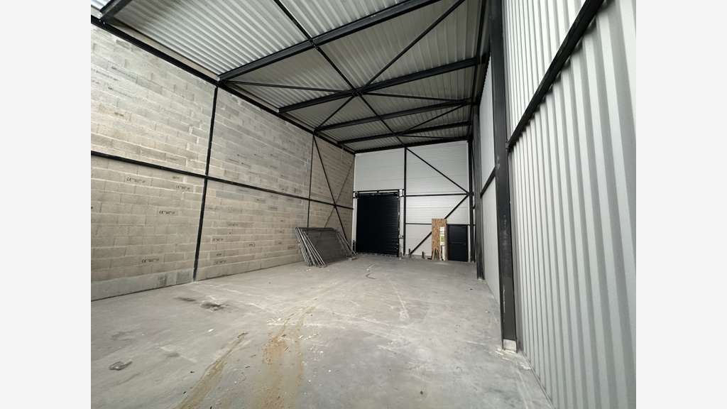 A LOUER une cellule de stockage de 118.58m² en loc