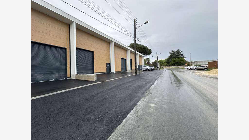 A LOUER une cellule de stockage de 118.58m² en loc