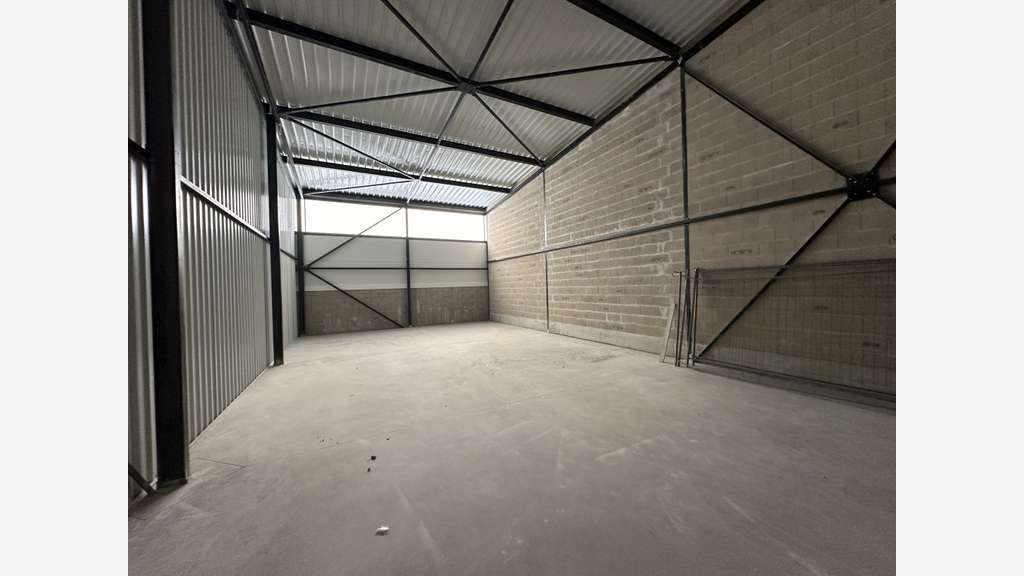 A LOUER une cellule de stockage de 118.58m² en loc