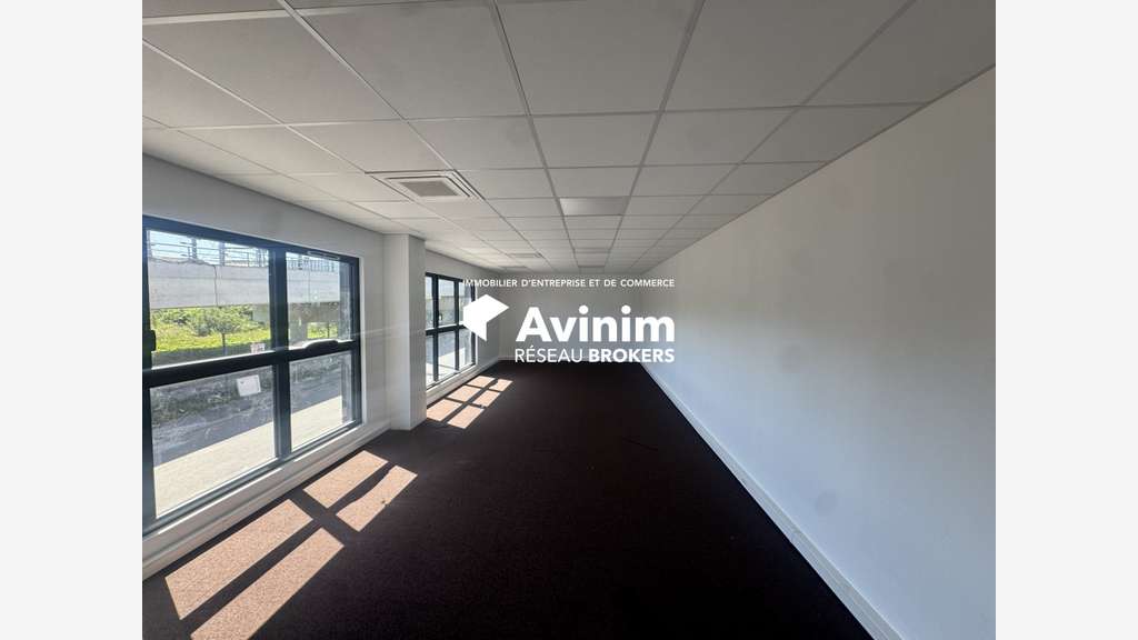 A louer entrepôt stockage neuf 200m² à Stains