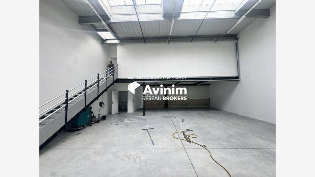 A louer entrepôt stockage neuf 200m² à Stains