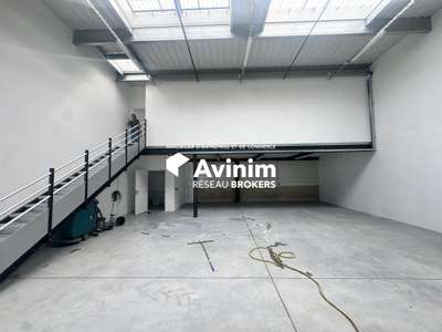 A louer entrepôt stockage neuf 200m² à Stains
