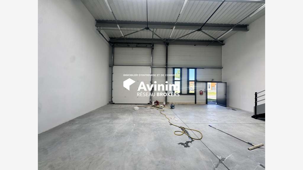 A louer entrepôt stockage neuf 200m² à Stains