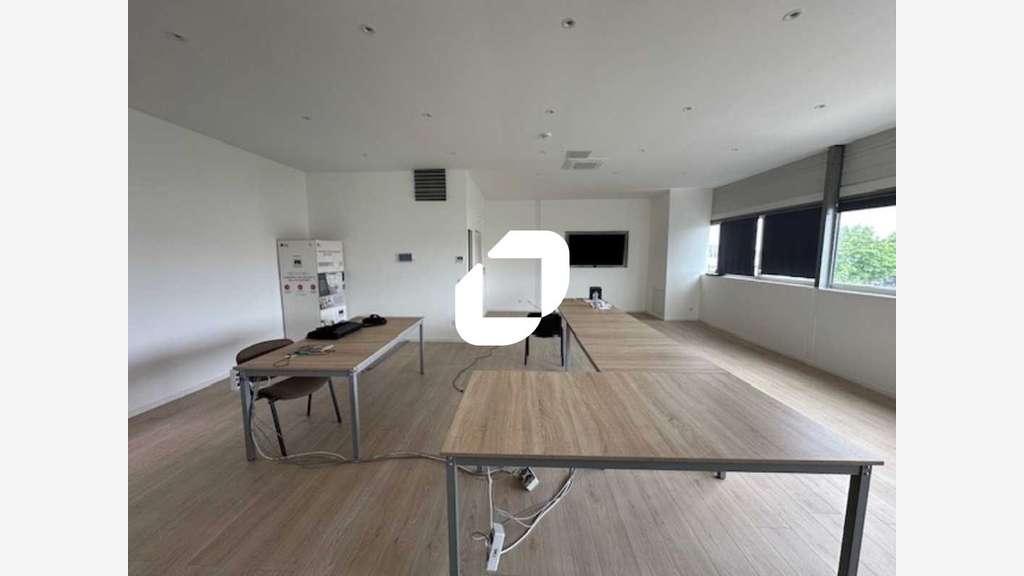 A louer Local d'activité 2500m² Stains