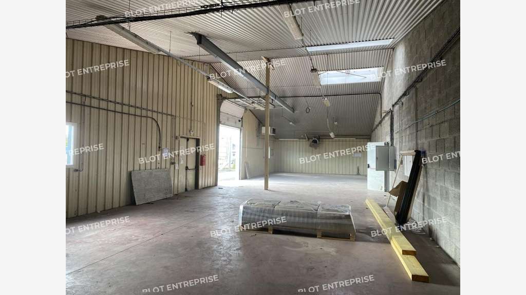 A louer local 195m² zone des Alleux à Taden