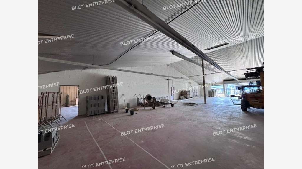 A louer local 235m² zone des Alleux à Taden