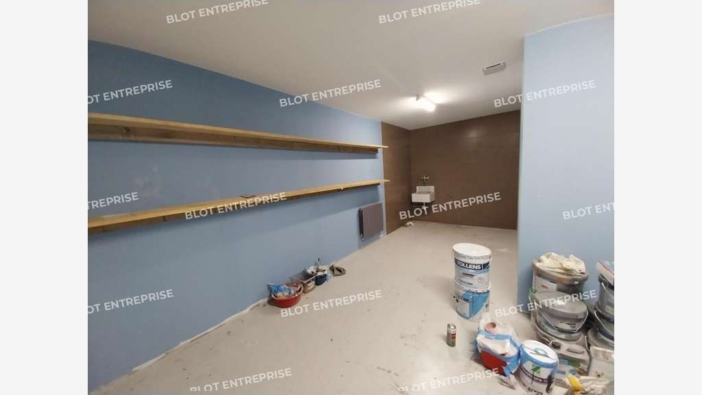A louer local d'activités 250m² à Taden