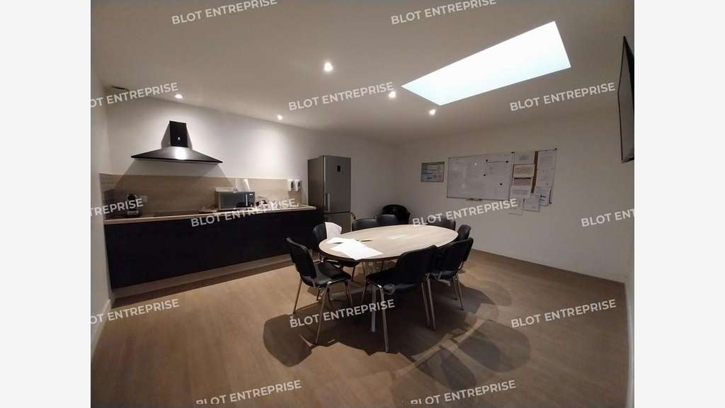 A louer local d'activités 250m² à Taden