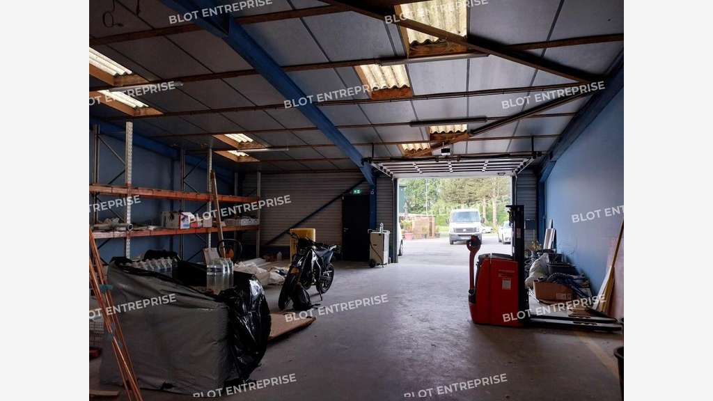 A louer local d'activités 250m² à Taden