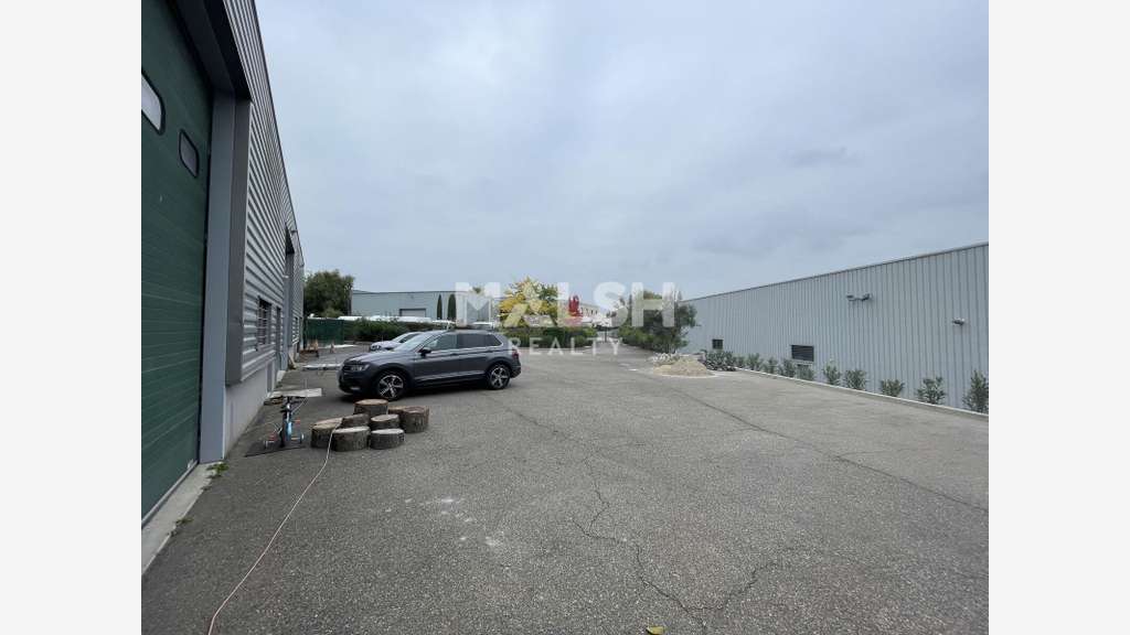 Bâtiment récent 645m² à louer à Taluyers