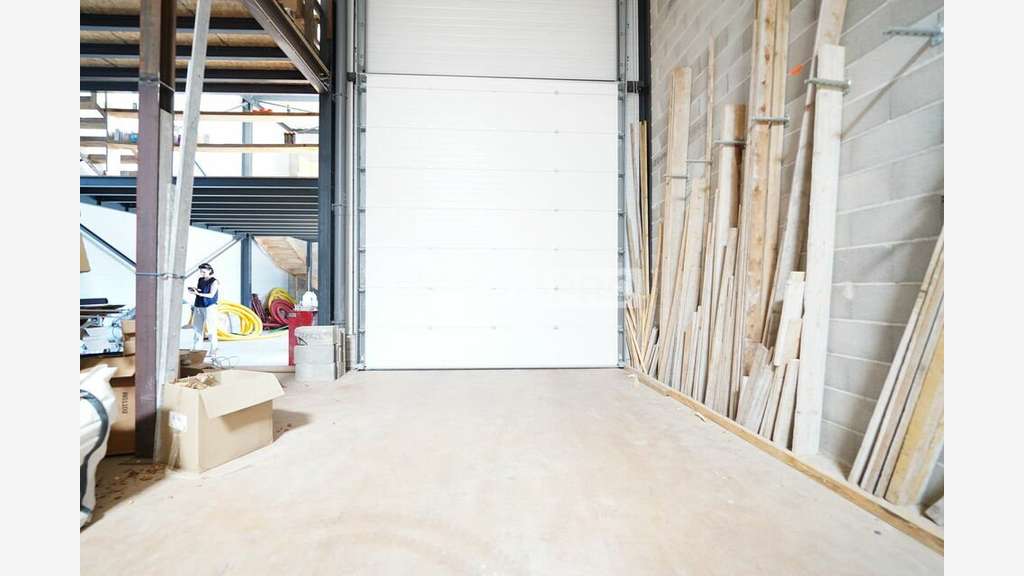 LOCAL D'ACTIVITE A LOUER - 143 m² - TALUYERS