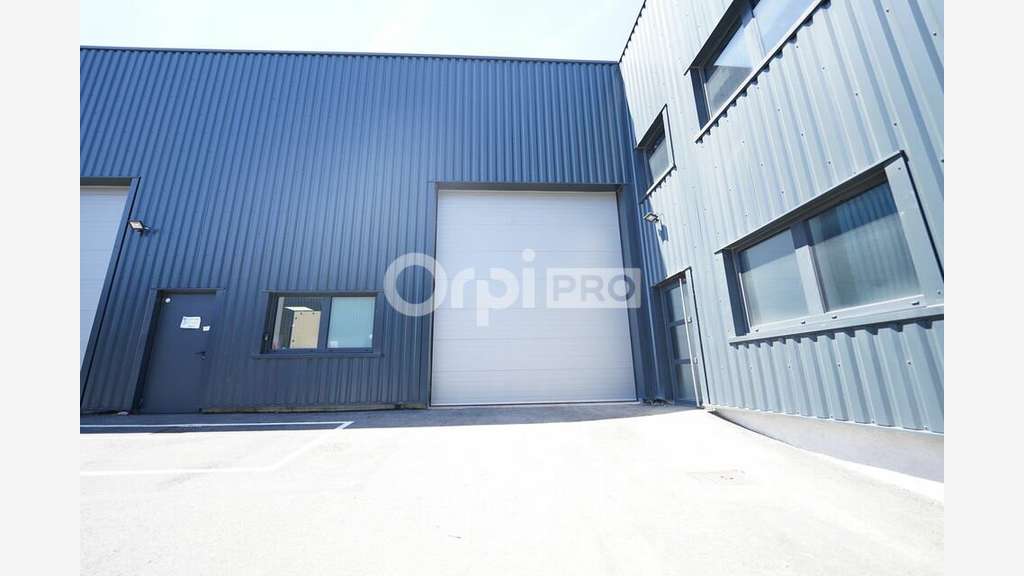 LOCAL D'ACTIVITE A LOUER - 143 m² - TALUYERS