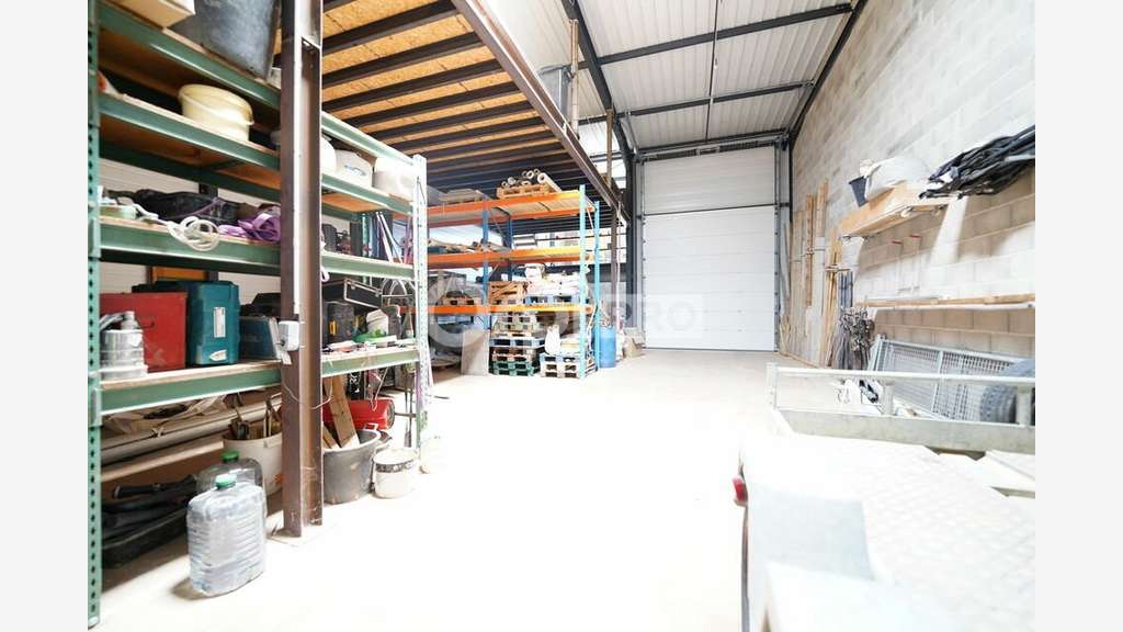 LOCAL D'ACTIVITE A LOUER - 143 m² - TALUYERS
