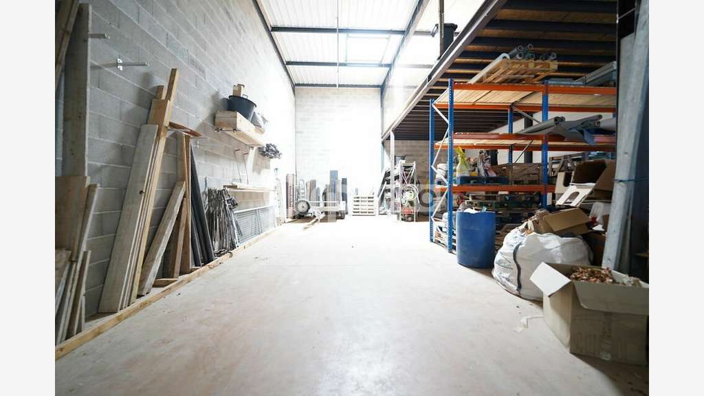 LOCAL D'ACTIVITE A LOUER - 143 m² - TALUYERS