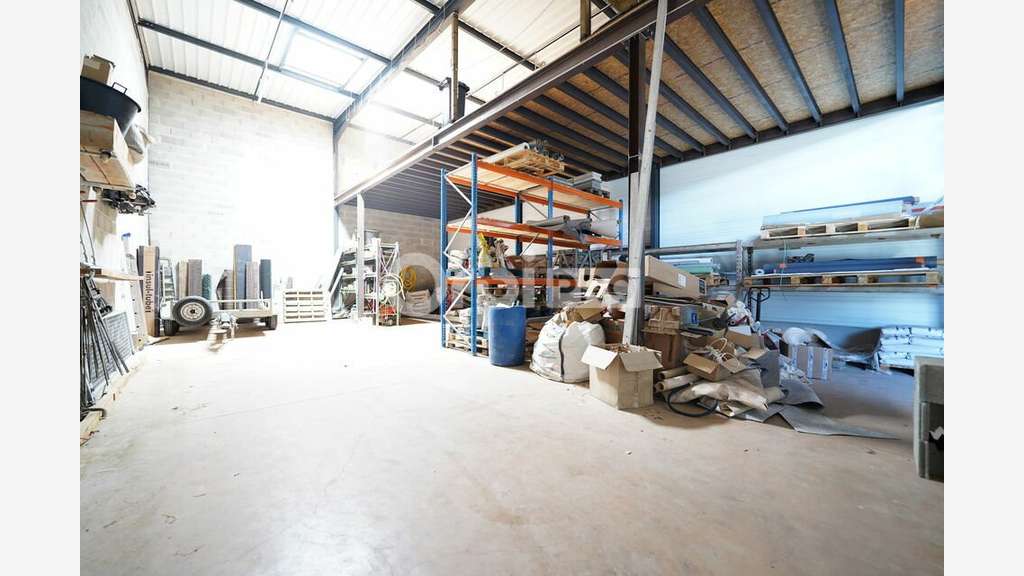 LOCAL D'ACTIVITE A LOUER - 143 m² - TALUYERS