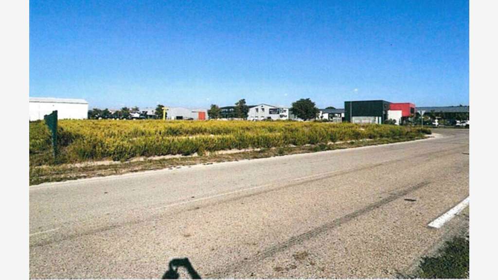 Local 991m² à louer à Tarascon Zone du Roubian