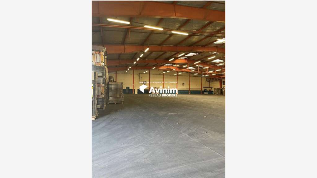 Entrepôt 30000m² 12ha à louer à Tarascon Roubian
