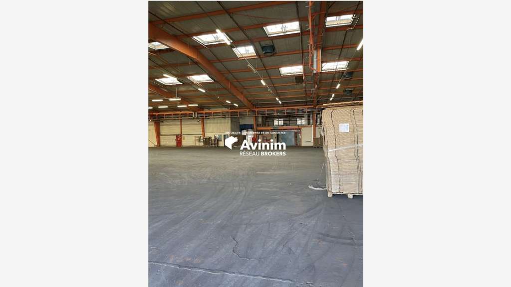 Entrepôt 30000m² 12ha à louer à Tarascon Roubian