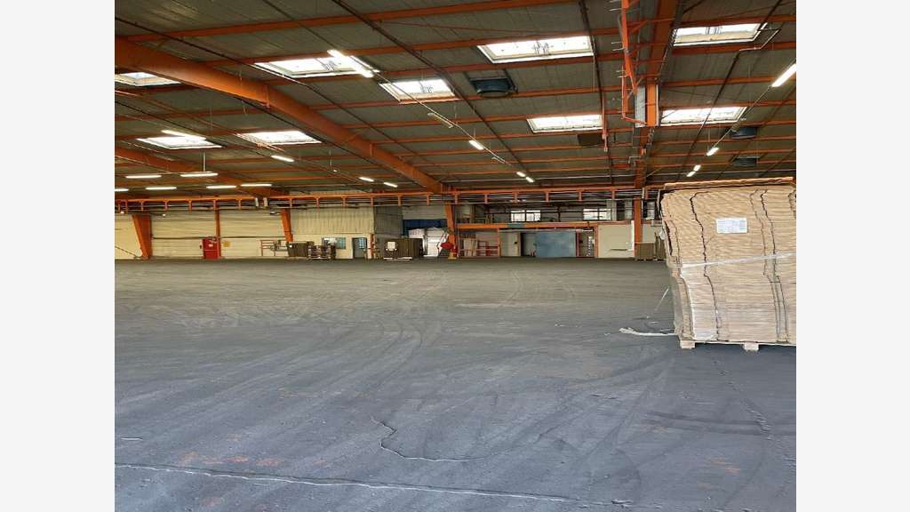 Location entrepôt/bureaux 2357m² à Tarascon 13150