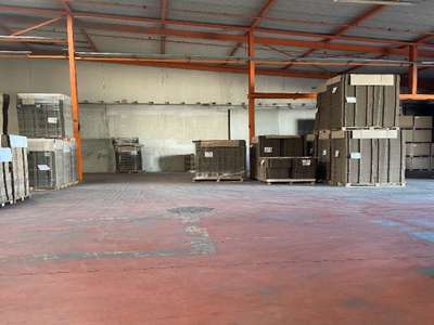 Location entrepôt/bureaux 2357m² à Tarascon 13150