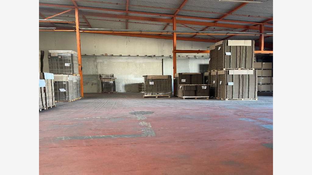 Location entrepot bureaux 2165m² à Tarascon 13150
