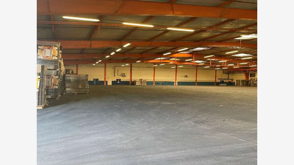 Location entrepot bureaux 2165m² à Tarascon 13150