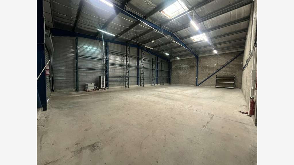 Loue local d'activité 233m² ZAC Roubian Tarascon