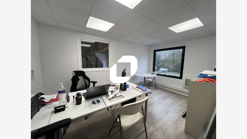  vous propose à la location, des locaux d'