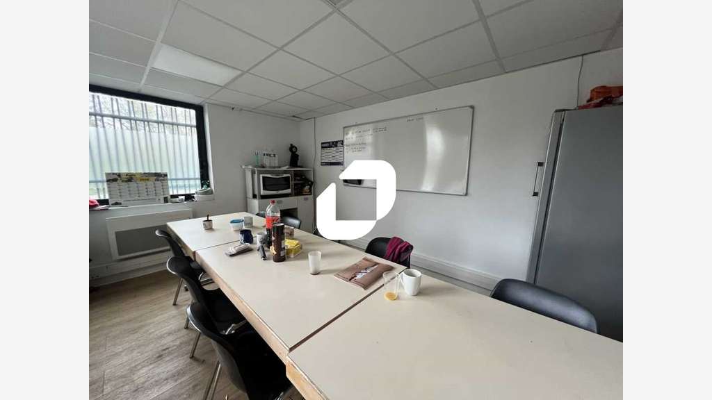  vous propose à la location, des locaux d'