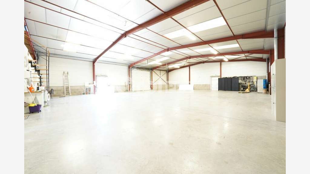 Local d'activité 382m² à louer à Ternay