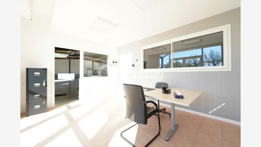Local d'activité 382m² à louer à Ternay