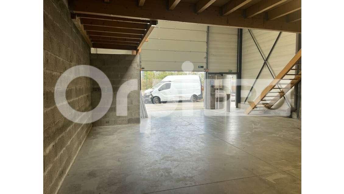 A louer local d'activité 100m² à Ternay