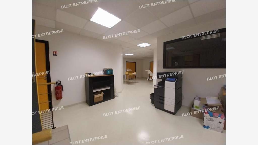 A louer local commercial 370m² accès PMR à Theix