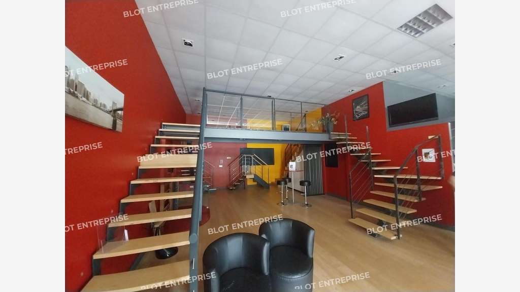 A louer local commercial 370m² accès PMR à Theix