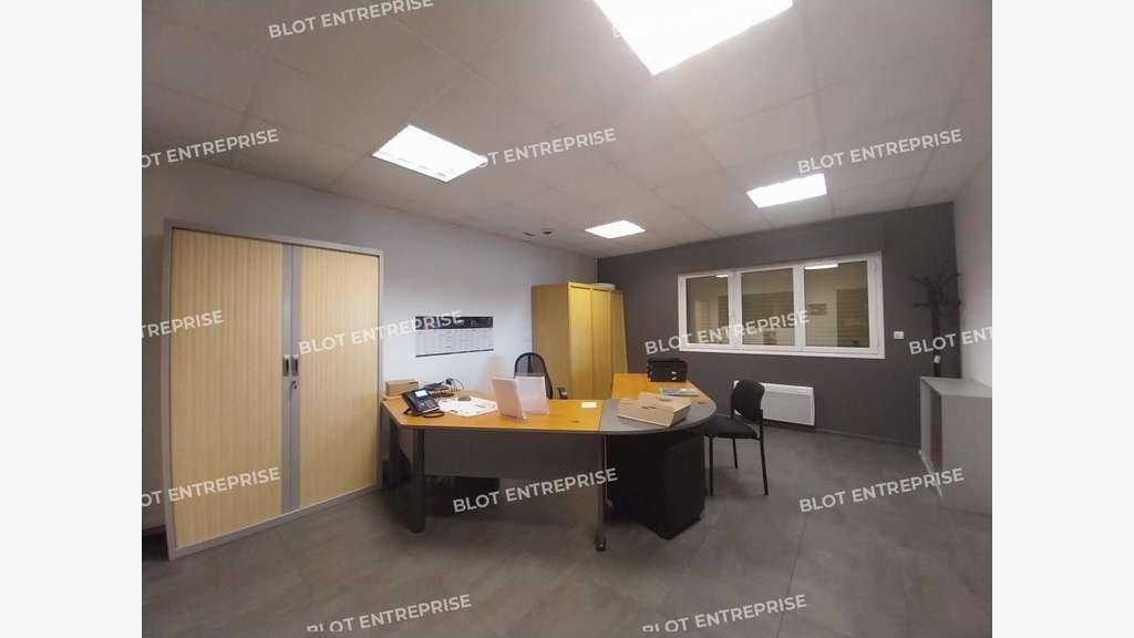 A louer local commercial 370m² accès PMR à Theix